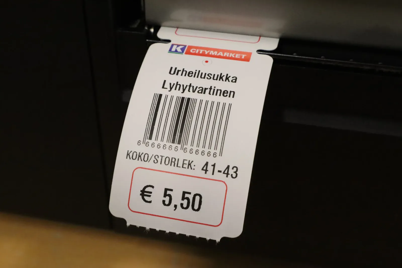 K-Citymarketin hintalappu tulostimesta: urheilusukka, viivakoodi, koko ja hinta